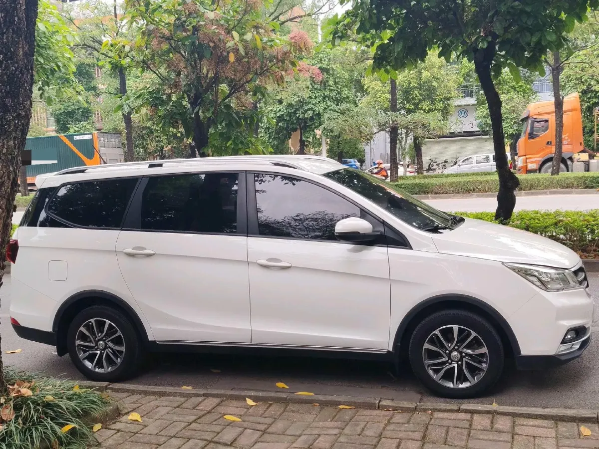 2019 BaoJun 730 1.5L 112HP L4 6MT,autocango,china used car exporter,china ev exporter,chinese used car exporter,chinese used ev exporter