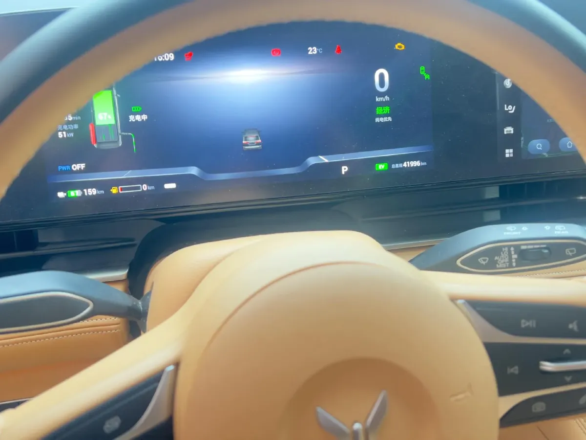 2024 Voyah Dream 1.5T 150HP L4 PHEV 43KWH,autocango,china used car exporter,china ev exporter,chinese used car exporter,chinese used ev exporter