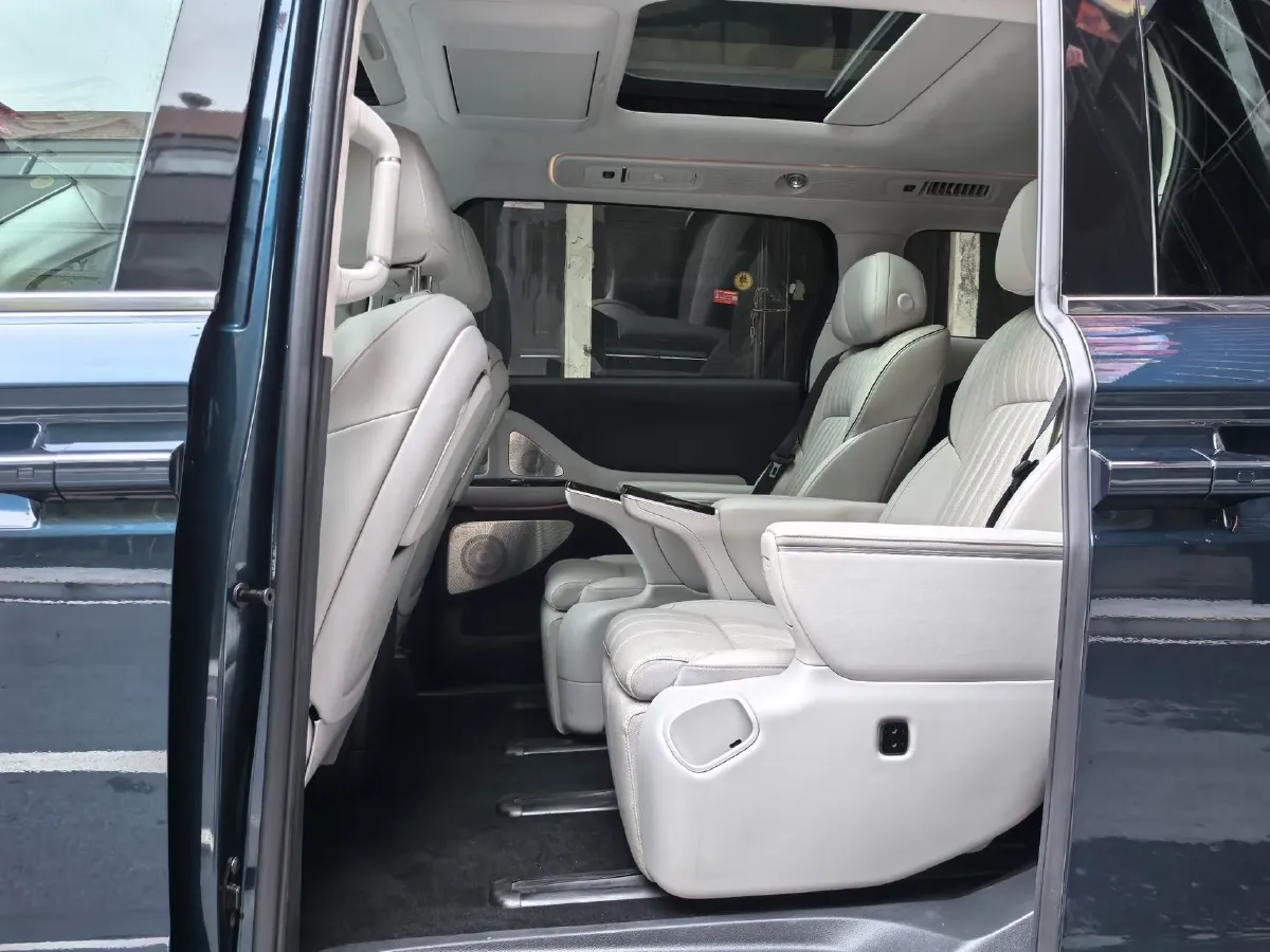 2025 Voyah Dream 1.5T 150HP L4 PHEV 41.7KWH,autocango,china used car exporter,china ev exporter,chinese used car exporter,chinese used ev exporter