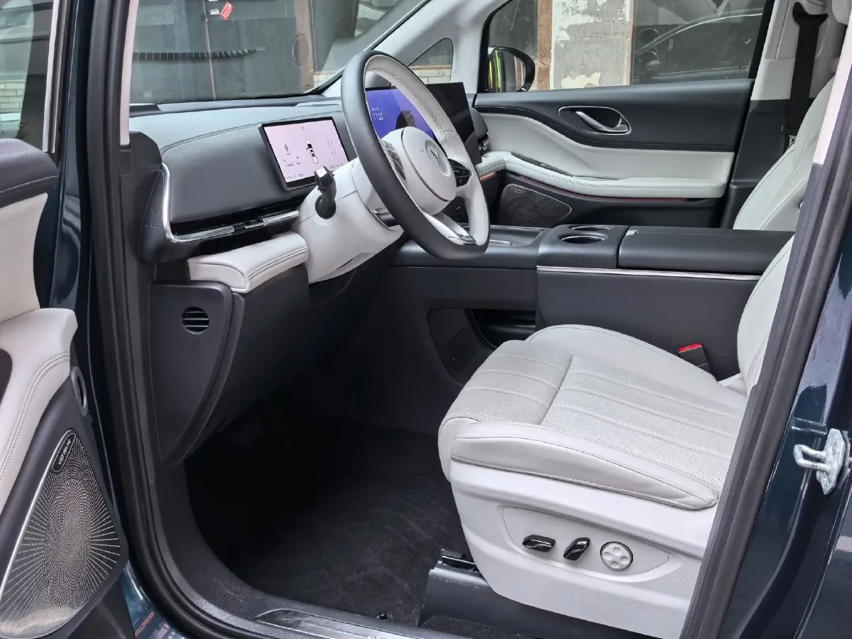 2025 Voyah Dream 1.5T 150HP L4 PHEV 41.7KWH,autocango,china used car exporter,china ev exporter,chinese used car exporter,chinese used ev exporter