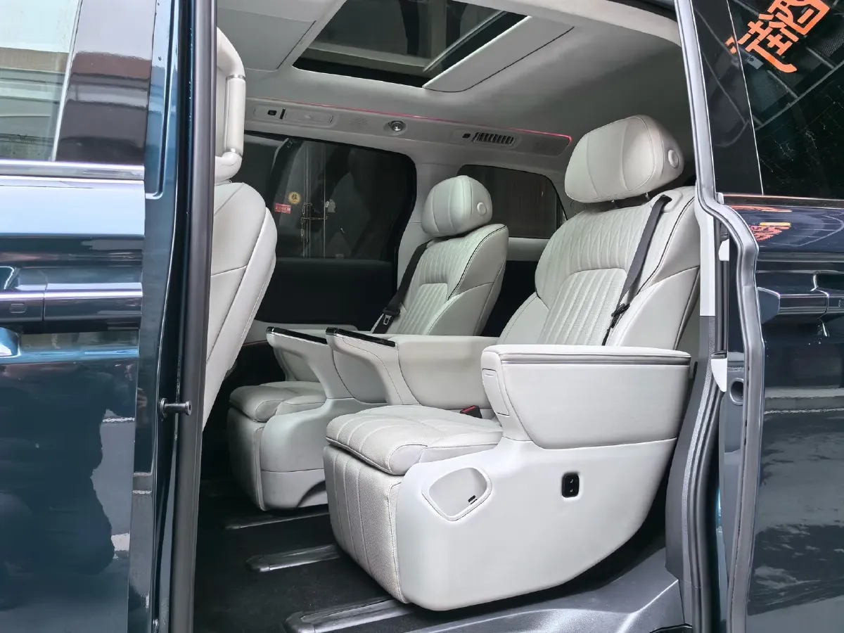 2025 Voyah Dream 1.5T 150HP L4 PHEV 41.7KWH,autocango,china used car exporter,china ev exporter,chinese used car exporter,chinese used ev exporter