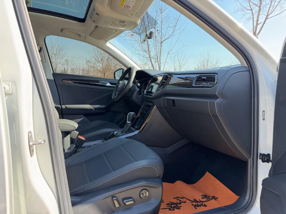 2022 Volkswagen T-Roc 1.4T 150HP L4 7DCT,autocango,china used car exporter,china ev exporter,chinese used car exporter,chinese used ev exporter