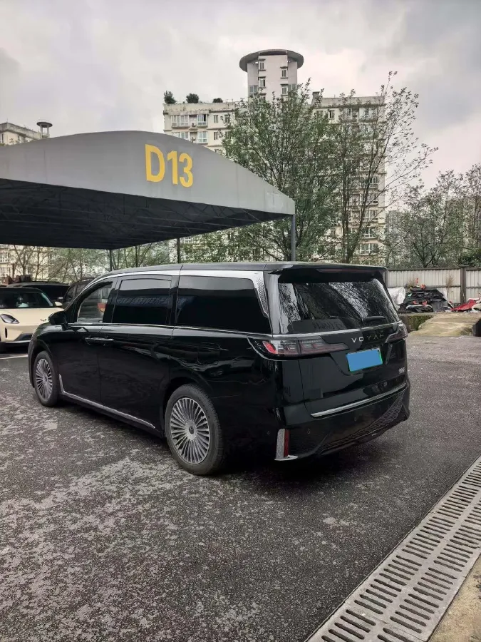 2025 Voyah Dream 1.5T 150HP L4 PHEV 41.7KWH,autocango,china used car exporter,china ev exporter,chinese used car exporter,chinese used ev exporter