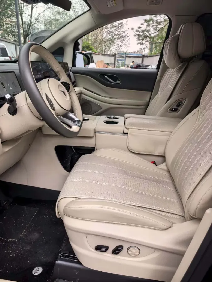 2025 Voyah Dream 1.5T 150HP L4 PHEV 41.7KWH,autocango,china used car exporter,china ev exporter,chinese used car exporter,chinese used ev exporter