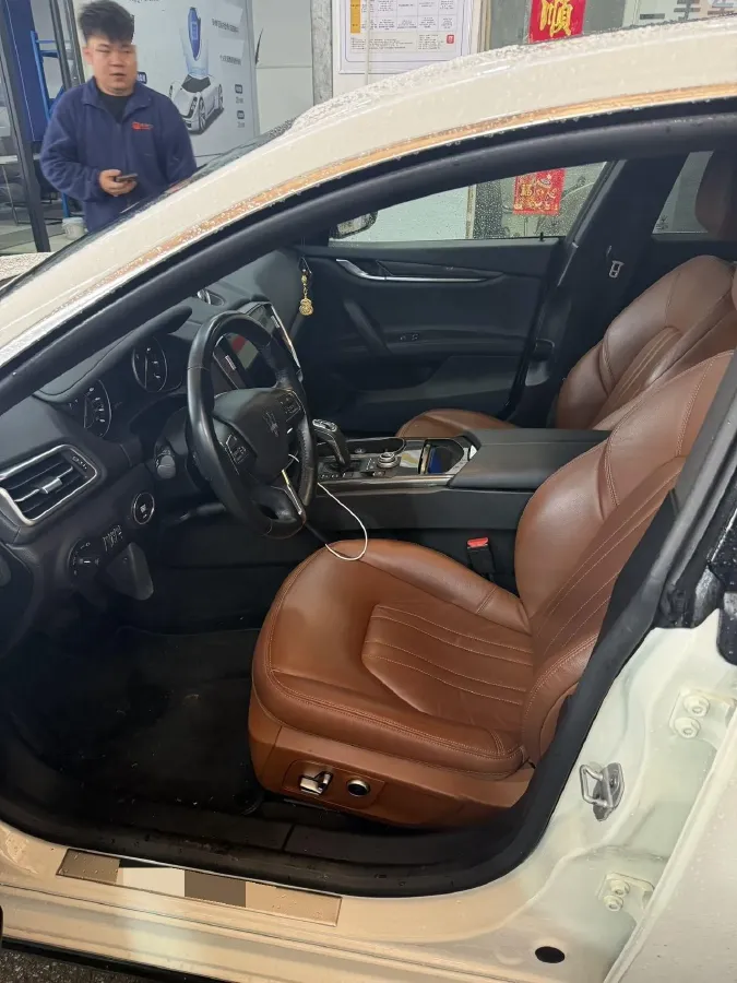 2021 Maserati Ghibli 2.0T 330HP L4 8AT,autocango,china used car exporter,china ev exporter,chinese used car exporter,chinese used ev exporter