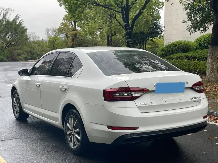 2020 Skoda Octavia 1.2T 116HP L4 7DCT,autocango,china used car exporter,china ev exporter,chinese used car exporter,chinese used ev exporter