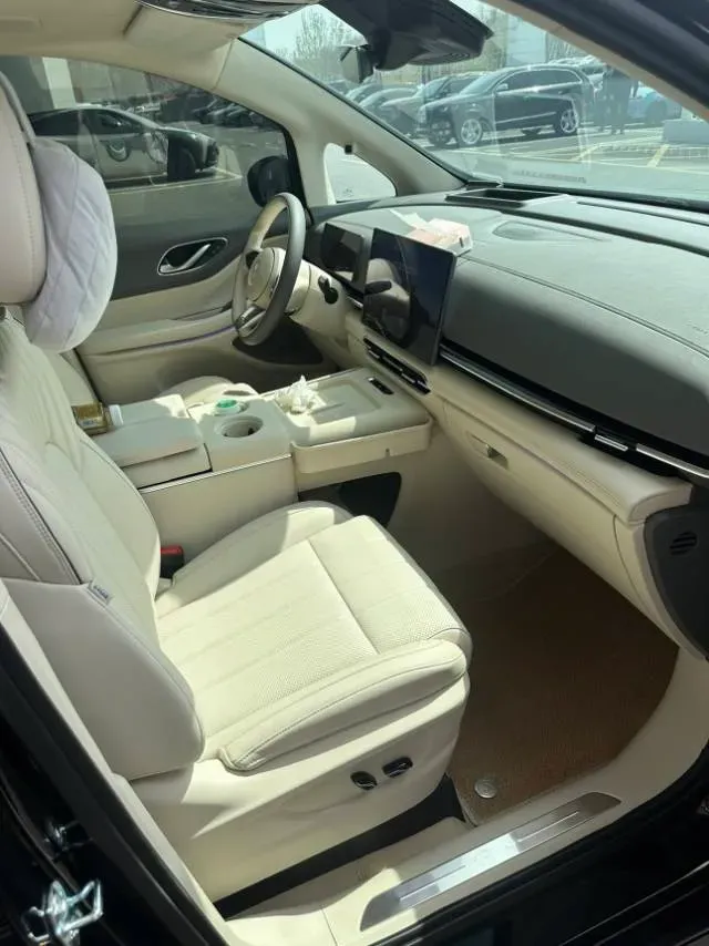 2025 Voyah Dream 1.5T 150HP L4 PHEV 41.7KWH,autocango,china used car exporter,china ev exporter,chinese used car exporter,chinese used ev exporter