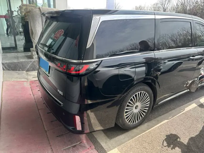 2025 Voyah Dream 1.5T 150HP L4 PHEV 41.7KWH,autocango,china used car exporter,china ev exporter,chinese used car exporter,chinese used ev exporter