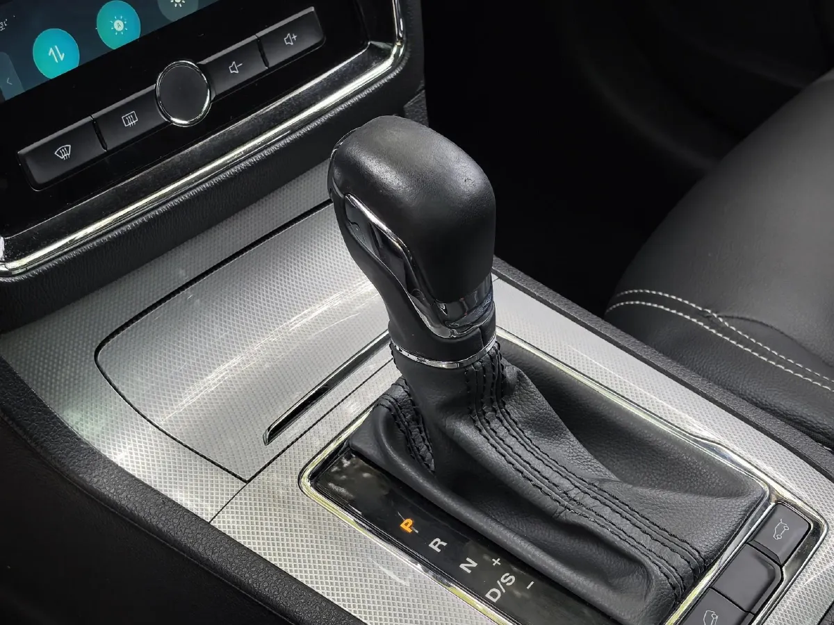 2018 Roewe RX5 2.0T 220HP L4 6DCT,autocango,china used car exporter,china ev exporter,chinese used car exporter,chinese used ev exporter