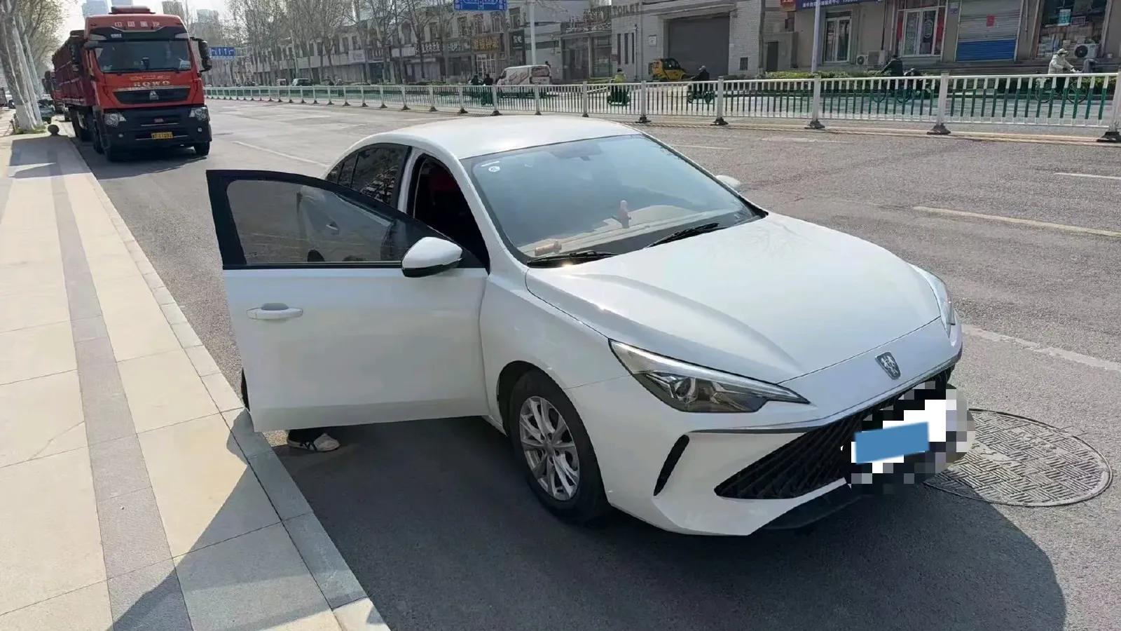 2023 Roewe i5 1.5L 129HP L4 5MT,autocango,china used car exporter,china ev exporter,chinese used car exporter,chinese used ev exporter