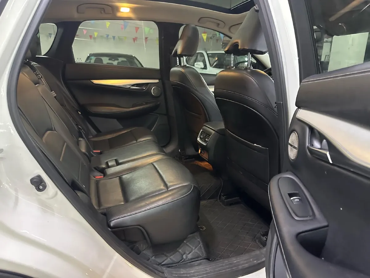 2018 Infiniti QX30 2.0T 211HP L4 7DCT,autocango,china used car exporter,china ev exporter,chinese used car exporter,chinese used ev exporter