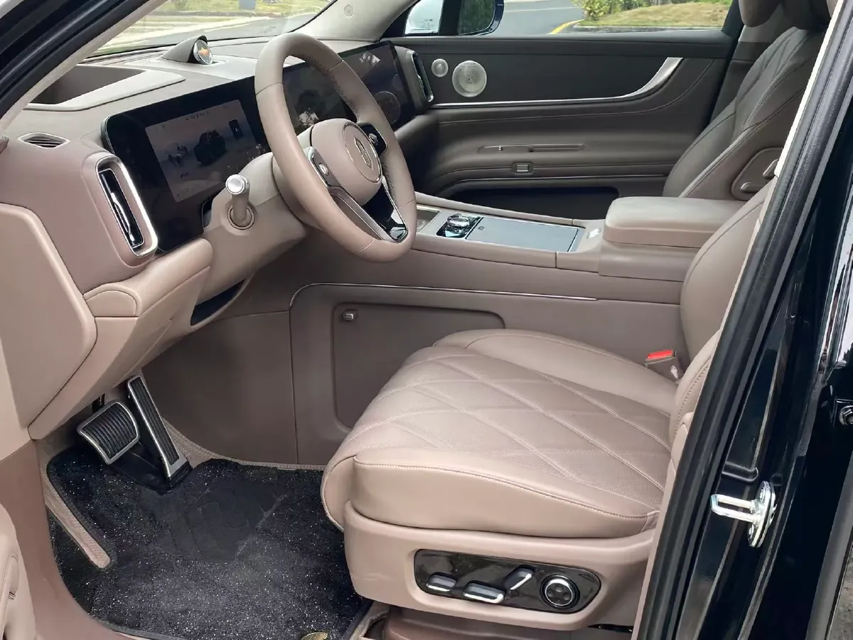 2025 AITO AITO M9 REEV 160HP REEV 52KWH,autocango,china used car exporter,china ev exporter,chinese used car exporter,chinese used ev exporter