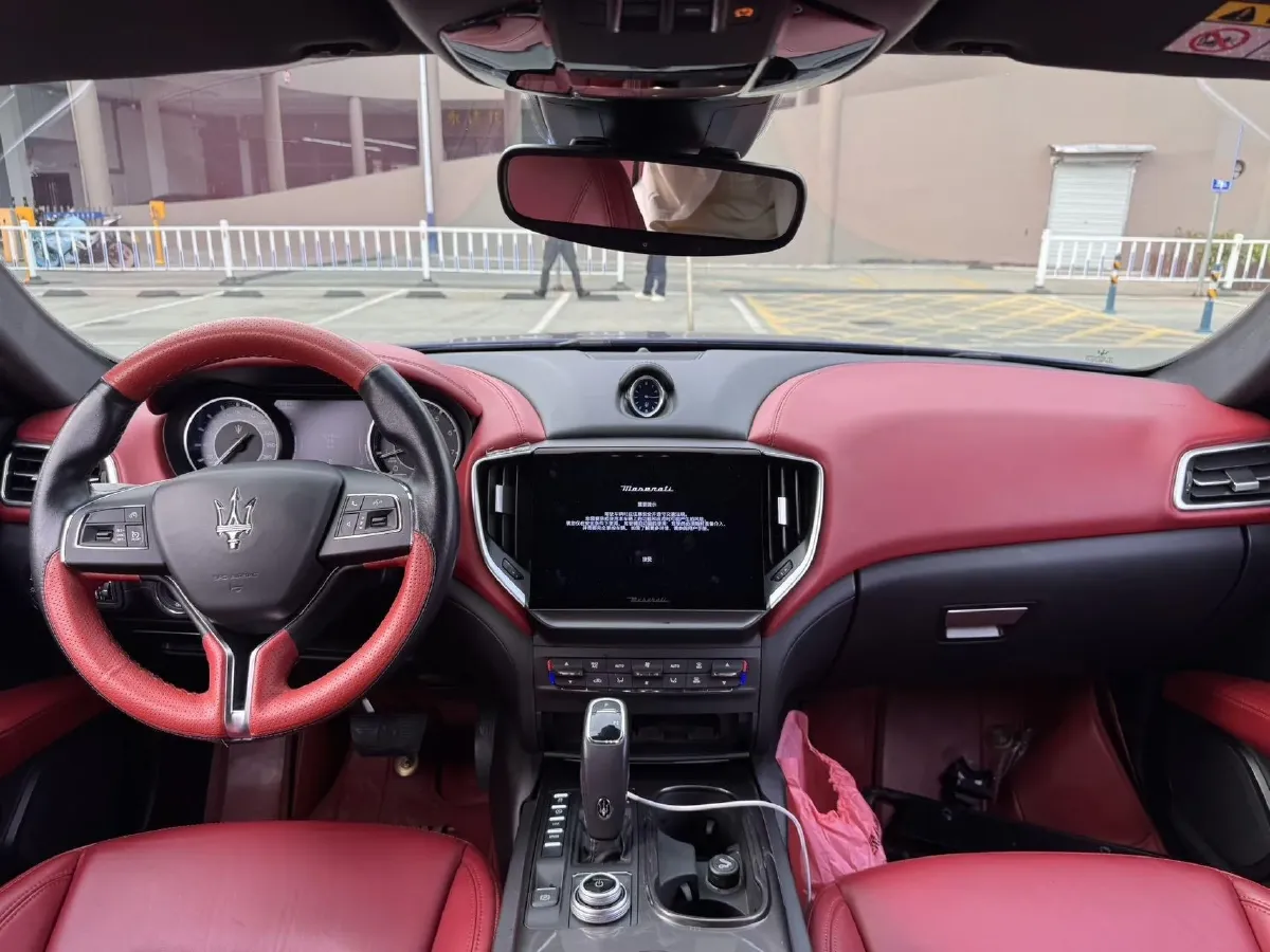 2021 Maserati Ghibli 2.0T 330HP L4 8AT,autocango,china used car exporter,china ev exporter,chinese used car exporter,chinese used ev exporter