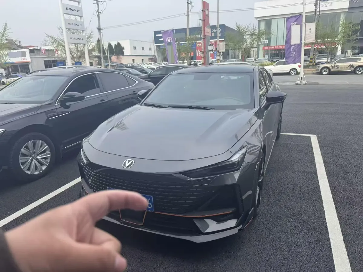 2022 ChangAn UNI-V 1.5T 188HP L4 7DCT,autocango,china used car exporter,china ev exporter,chinese used car exporter,chinese used ev exporter