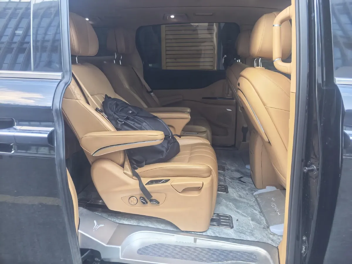 2022 Voyah Dream 1.5T 136HP L4 PHEV 25.57KWH,autocango,china used car exporter,china ev exporter,chinese used car exporter,chinese used ev exporter