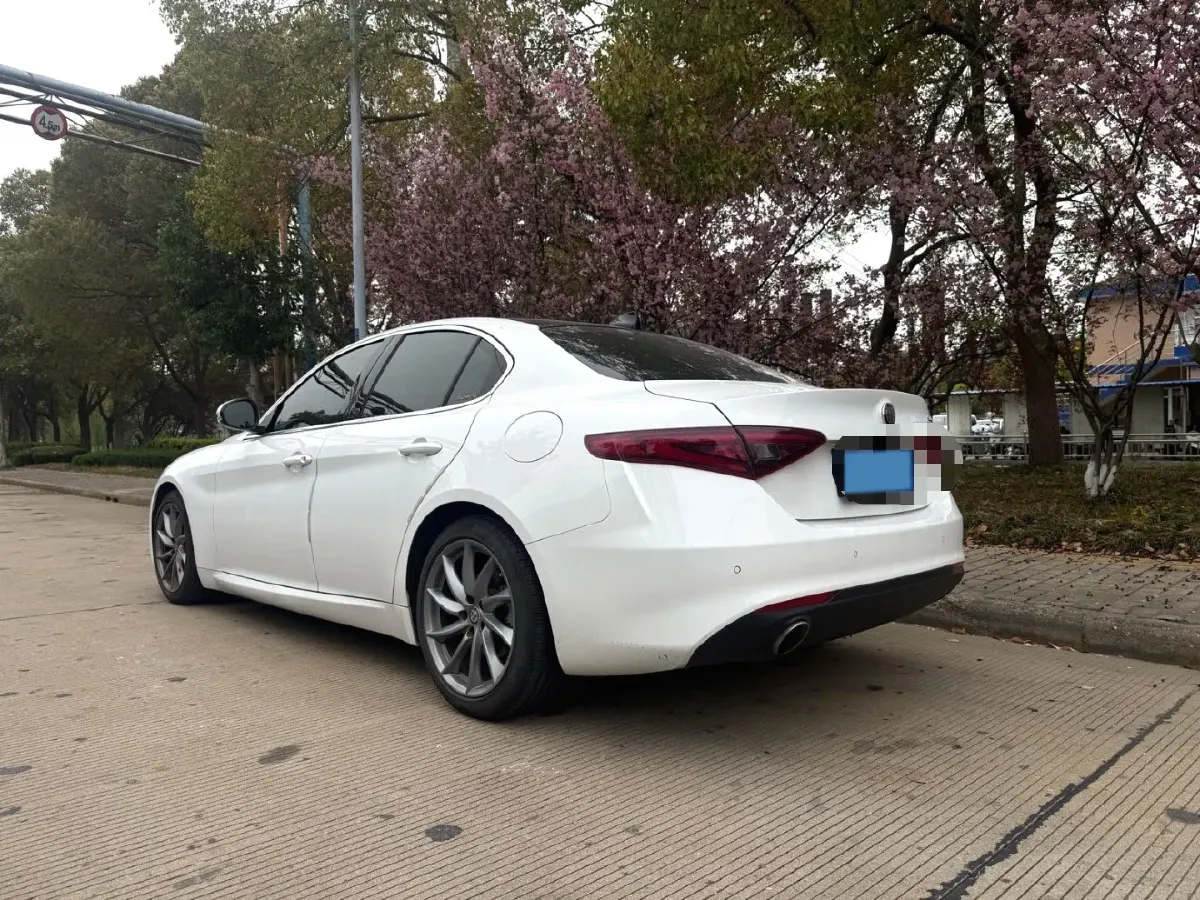 2017 Alfa Romeo Giulia 2.0T 200HP L4 8AT,autocango,china used car exporter,china ev exporter,chinese used car exporter,chinese used ev exporter