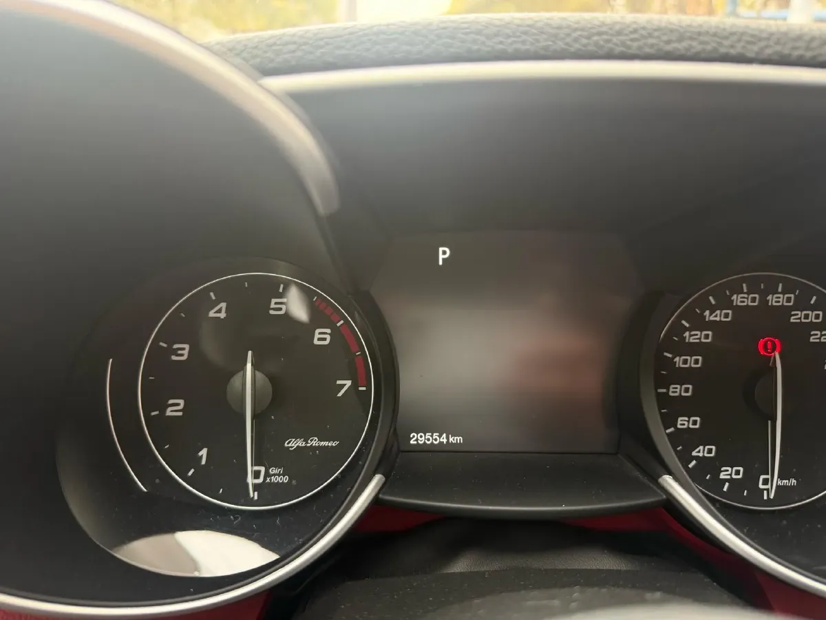 2017 Alfa Romeo Giulia 2.0T 200HP L4 8AT,autocango,china used car exporter,china ev exporter,chinese used car exporter,chinese used ev exporter