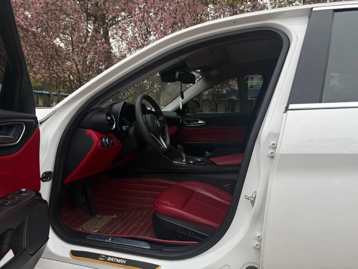 2017 Alfa Romeo Giulia 2.0T 200HP L4 8AT,autocango,china used car exporter,china ev exporter,chinese used car exporter,chinese used ev exporter