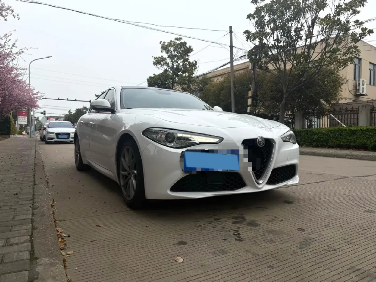 2017 Alfa Romeo Giulia 2.0T 200HP L4 8AT,autocango,china used car exporter,china ev exporter,chinese used car exporter,chinese used ev exporter