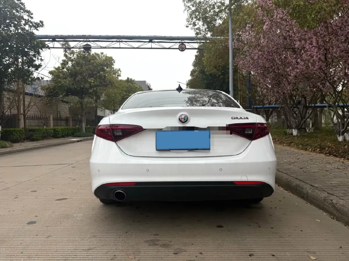 2017 Alfa Romeo Giulia 2.0T 200HP L4 8AT,autocango,china used car exporter,china ev exporter,chinese used car exporter,chinese used ev exporter