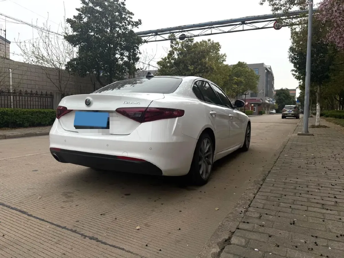 2017 Alfa Romeo Giulia 2.0T 200HP L4 8AT,autocango,china used car exporter,china ev exporter,chinese used car exporter,chinese used ev exporter