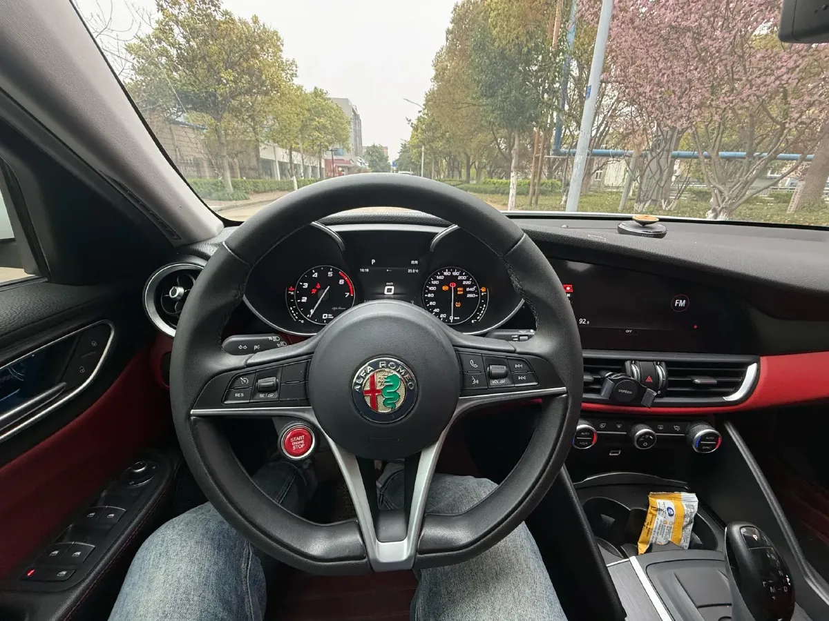 2017 Alfa Romeo Giulia 2.0T 200HP L4 8AT,autocango,china used car exporter,china ev exporter,chinese used car exporter,chinese used ev exporter