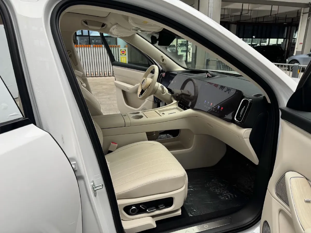 2025 AITO AITO M8 REEV 160HP REEV 53.4KWH,autocango,china used car exporter,china ev exporter,chinese used car exporter,chinese used ev exporter