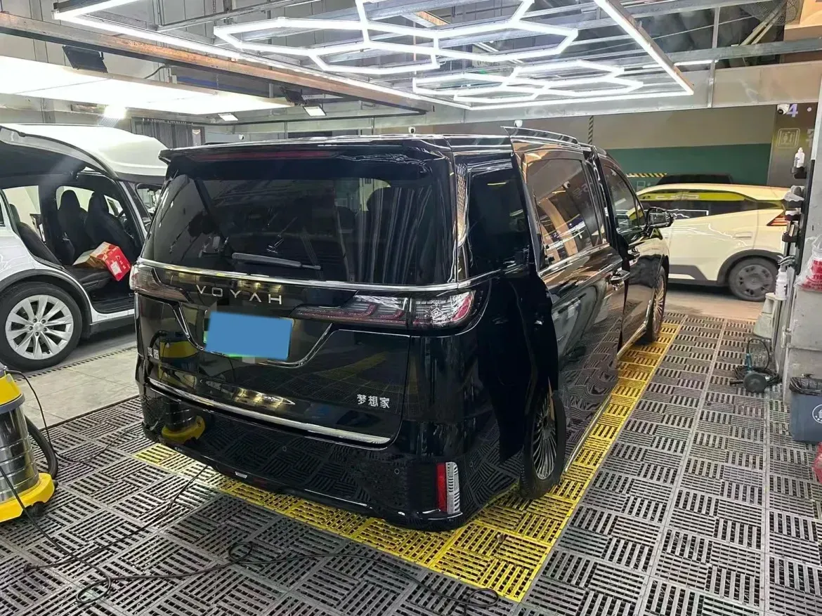 2025 Voyah Dream 1.5T 150HP L4 PHEV 41.7KWH,autocango,china used car exporter,china ev exporter,chinese used car exporter,chinese used ev exporter