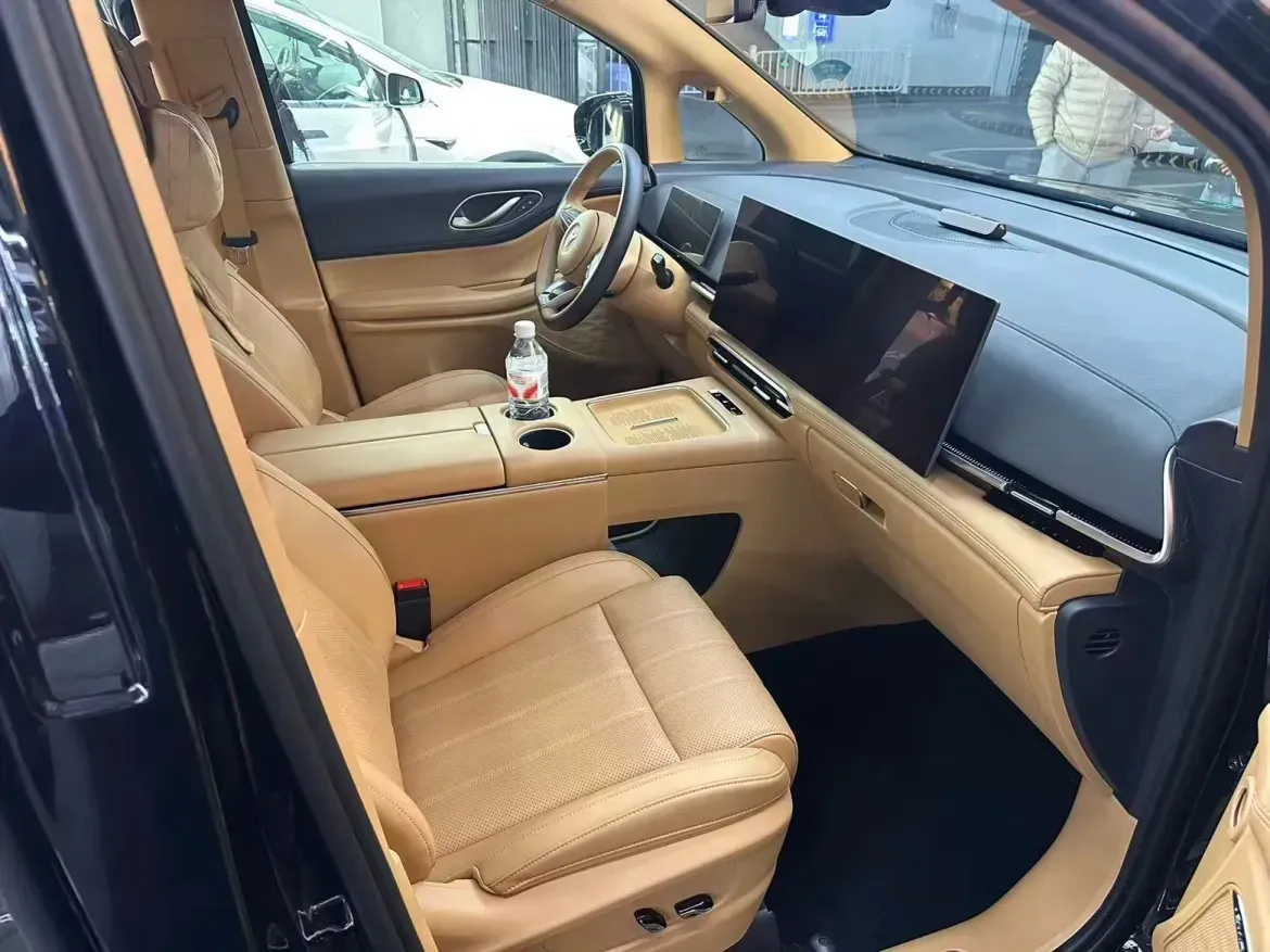 2025 Voyah Dream 1.5T 150HP L4 PHEV 41.7KWH,autocango,china used car exporter,china ev exporter,chinese used car exporter,chinese used ev exporter