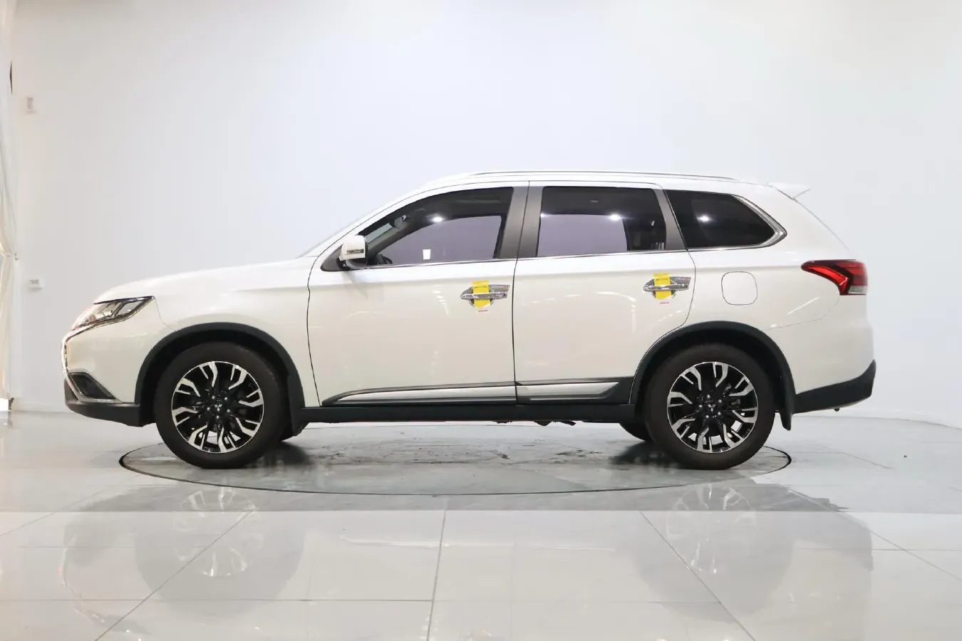2019 Mitsubishi Outlander 2.4L 192HP L4 CVT,autocango,china used car exporter,china ev exporter,chinese used car exporter,chinese used ev exporter