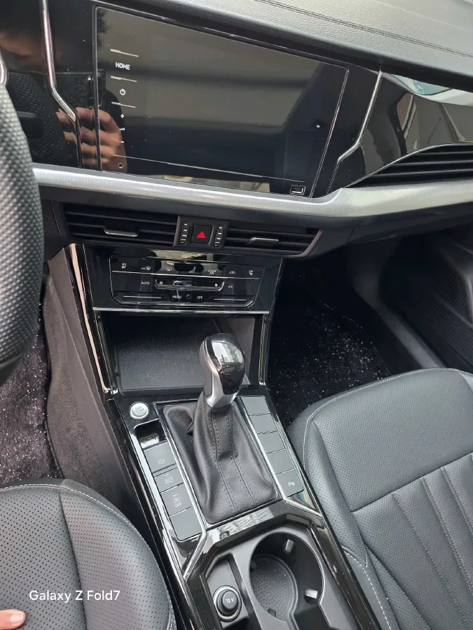 2025 Volkswagen Passat 2.0T 220HP L4 7DCT,autocango,china used car exporter,china ev exporter,chinese used car exporter,chinese used ev exporter