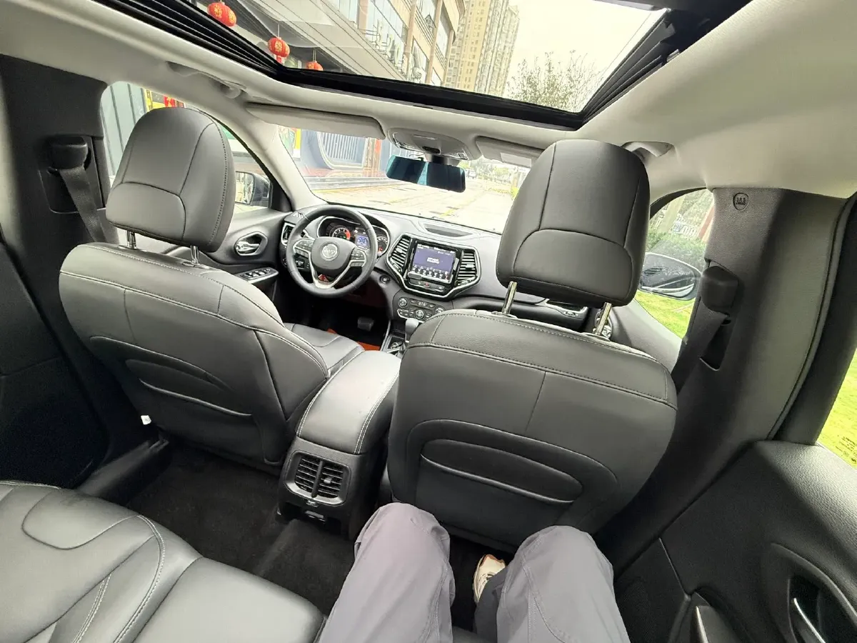 2019 Jeep Cherokee 2.0T 234HP L4 9AT,autocango,china used car exporter,china ev exporter,chinese used car exporter,chinese used ev exporter