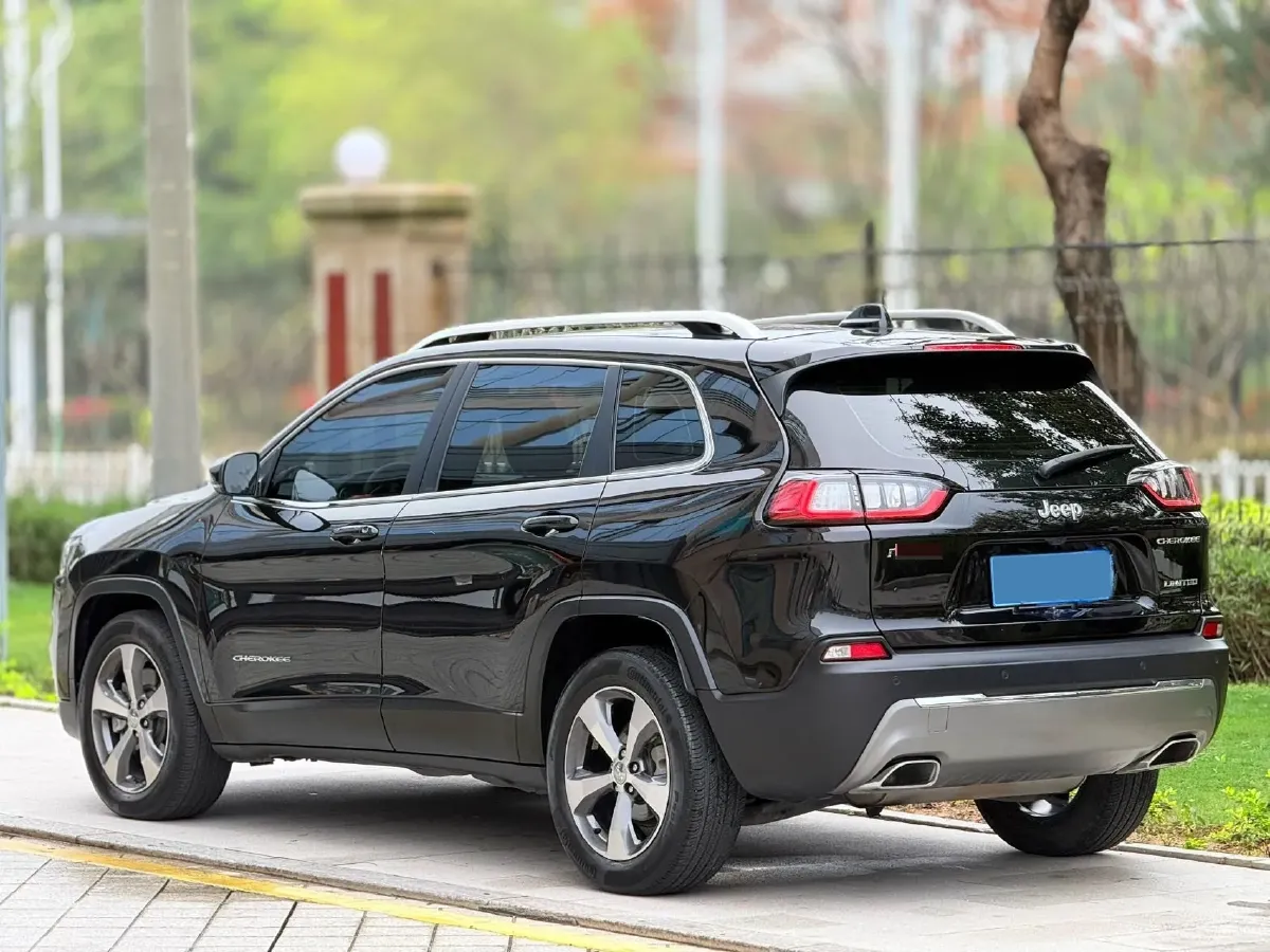 2019 Jeep Cherokee 2.0T 234HP L4 9AT,autocango,china used car exporter,china ev exporter,chinese used car exporter,chinese used ev exporter