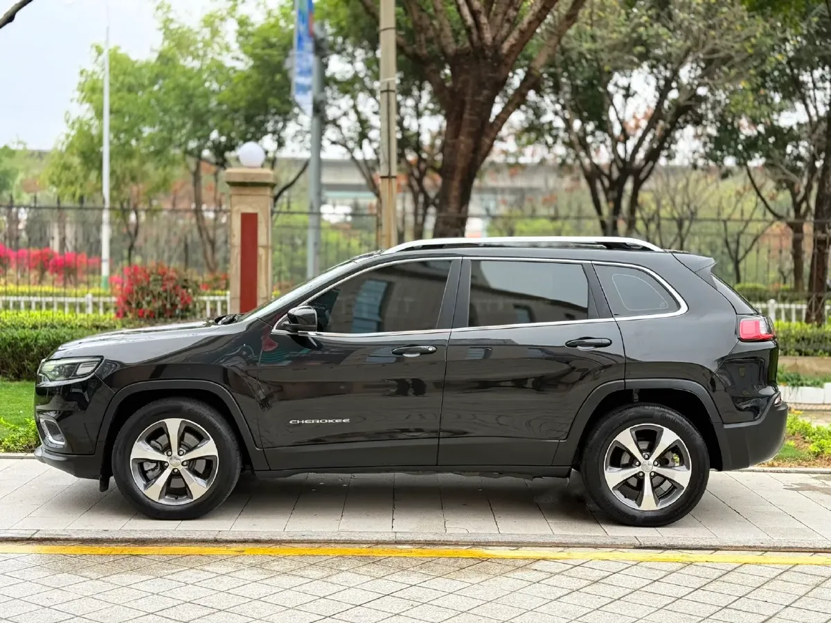 2019 Jeep Cherokee 2.0T 234HP L4 9AT,autocango,china used car exporter,china ev exporter,chinese used car exporter,chinese used ev exporter