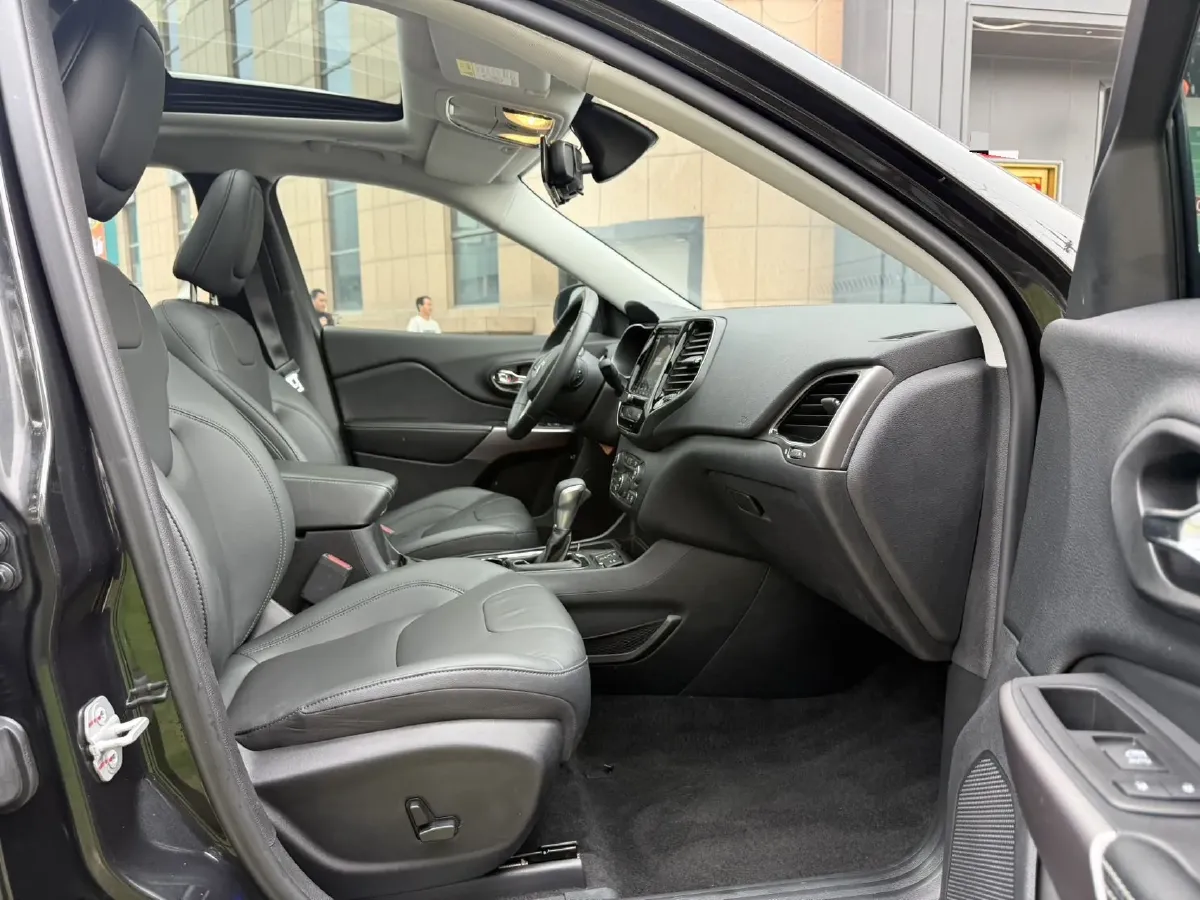 2019 Jeep Cherokee 2.0T 234HP L4 9AT,autocango,china used car exporter,china ev exporter,chinese used car exporter,chinese used ev exporter