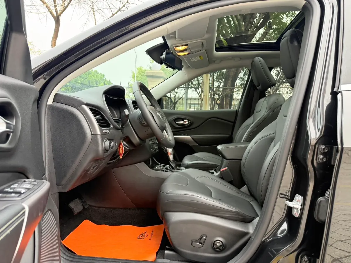 2019 Jeep Cherokee 2.0T 234HP L4 9AT,autocango,china used car exporter,china ev exporter,chinese used car exporter,chinese used ev exporter