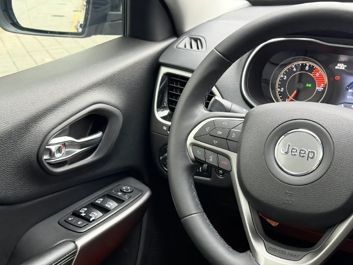 2019 Jeep Cherokee 2.0T 234HP L4 9AT,autocango,china used car exporter,china ev exporter,chinese used car exporter,chinese used ev exporter