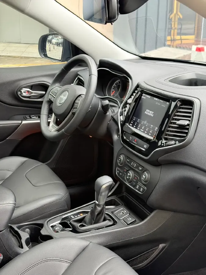 2019 Jeep Cherokee 2.0T 234HP L4 9AT,autocango,china used car exporter,china ev exporter,chinese used car exporter,chinese used ev exporter