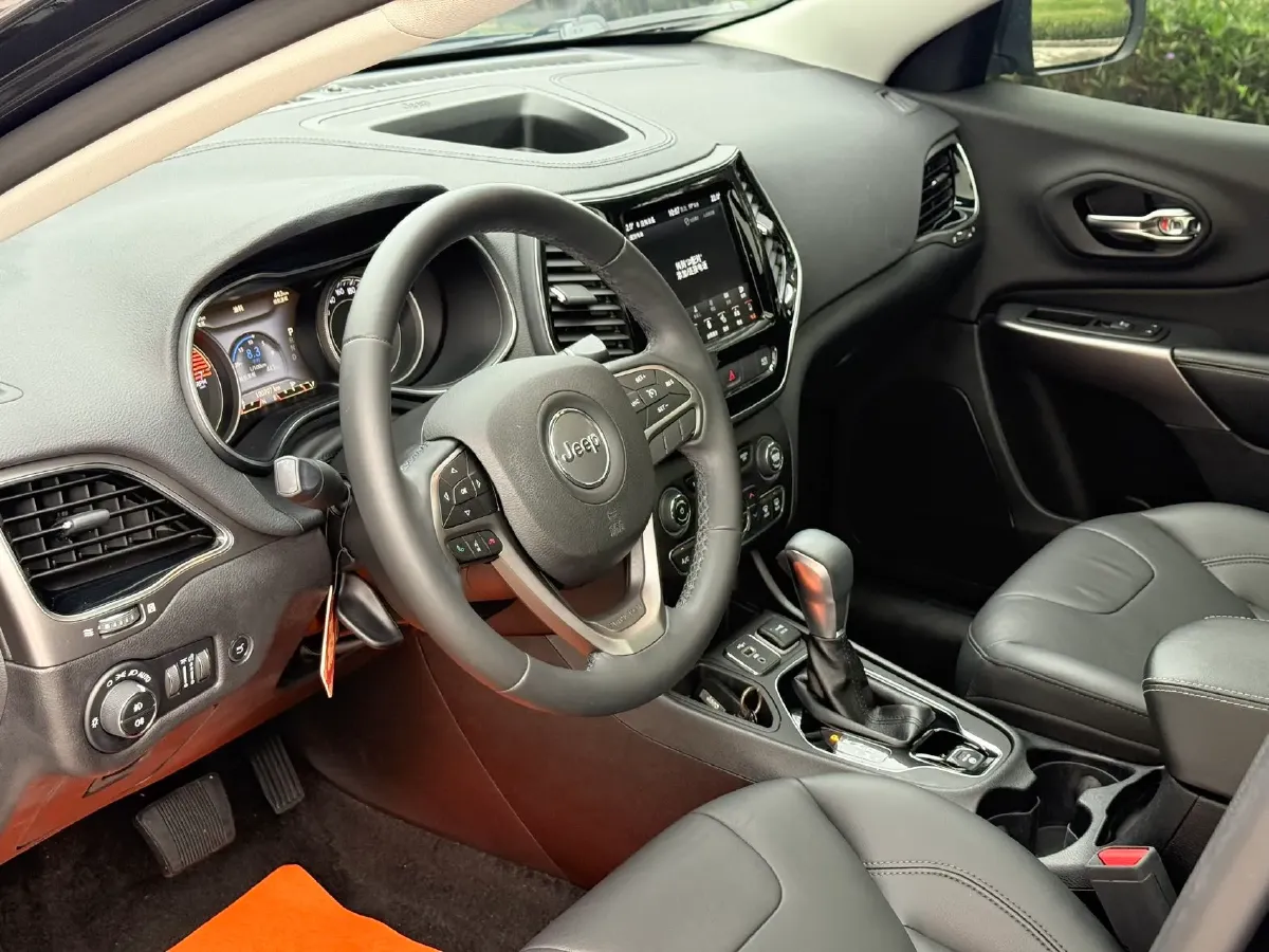 2019 Jeep Cherokee 2.0T 234HP L4 9AT,autocango,china used car exporter,china ev exporter,chinese used car exporter,chinese used ev exporter