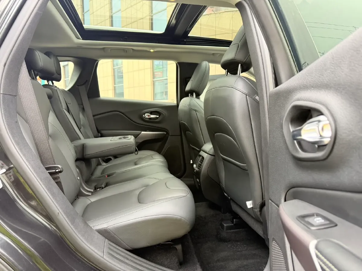 2019 Jeep Cherokee 2.0T 234HP L4 9AT,autocango,china used car exporter,china ev exporter,chinese used car exporter,chinese used ev exporter