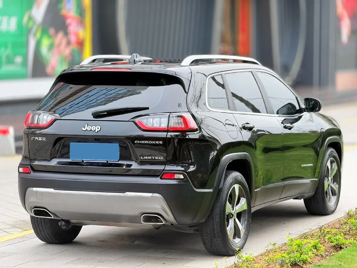 2019 Jeep Cherokee 2.0T 234HP L4 9AT,autocango,china used car exporter,china ev exporter,chinese used car exporter,chinese used ev exporter
