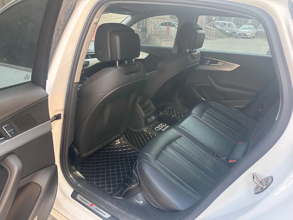 2024 Audi A4L 2.0T 190HP L4 7DCT,autocango,china used car exporter,china ev exporter,chinese used car exporter,chinese used ev exporter