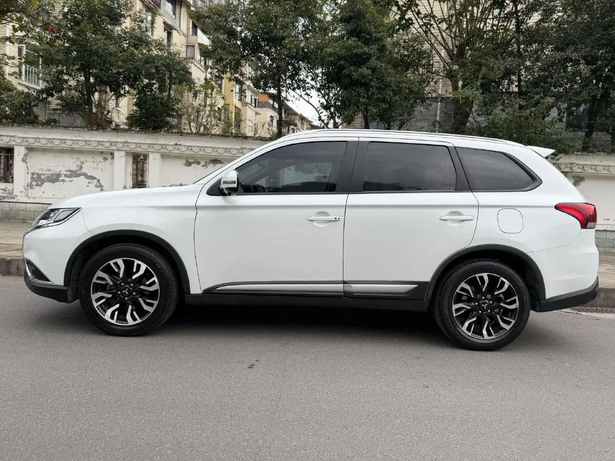 2019 Mitsubishi Outlander 2.0L 166HP L4 CVT,autocango,china used car exporter,china ev exporter,chinese used car exporter,chinese used ev exporter