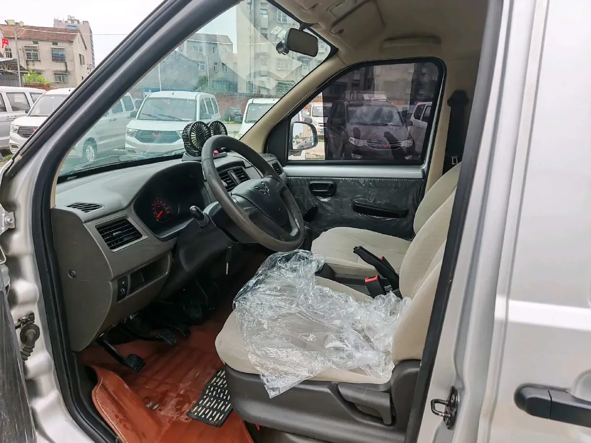 2021 WuLing RongGuang S 1.2L 76HP L4 5MT,autocango,china used car exporter,china ev exporter,chinese used car exporter,chinese used ev exporter