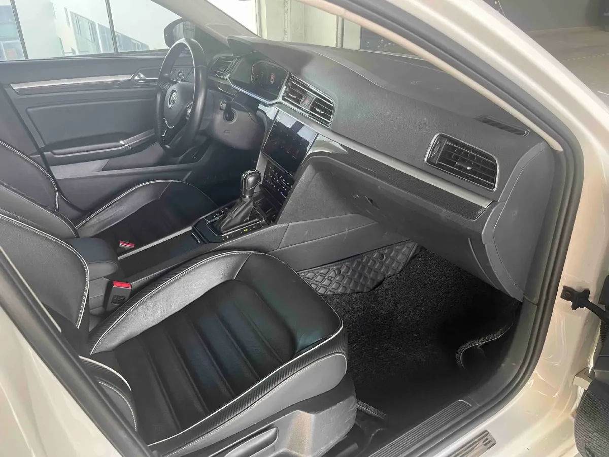 2021 Volkswagen T-Roc 1.4T 150HP L4 7DCT,autocango,china used car exporter,china ev exporter,chinese used car exporter,chinese used ev exporter