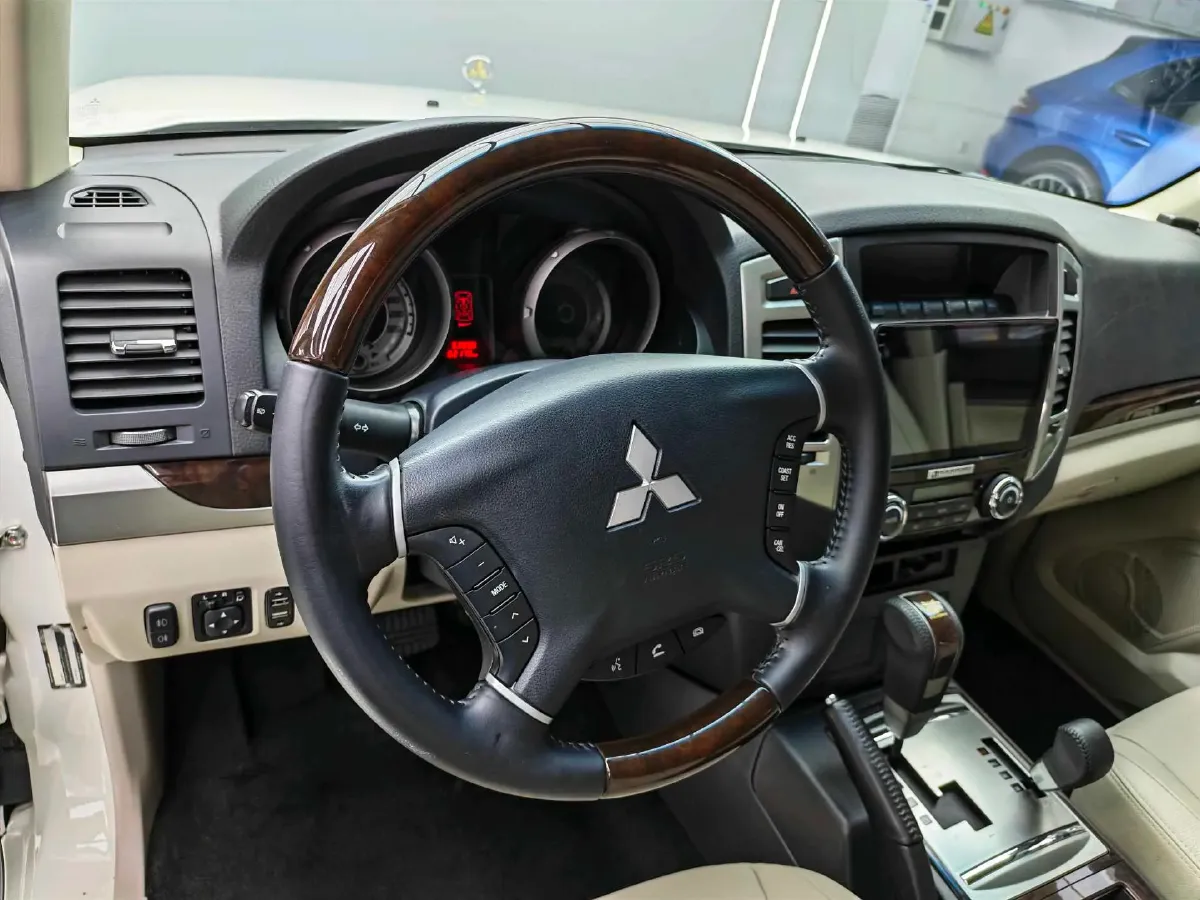 2018 Mitsubishi Pajero 3.0L 174HP V6 5AT,autocango,china used car exporter,china ev exporter,chinese used car exporter,chinese used ev exporter