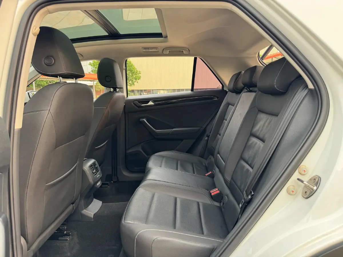 2022 Volkswagen T-Roc 1.4T 150HP L4 7DCT,autocango,china used car exporter,china ev exporter,chinese used car exporter,chinese used ev exporter