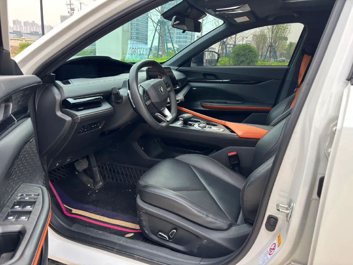 2022 ChangAn UNI-V 1.5T 188HP L4 7DCT,autocango,china used car exporter,china ev exporter,chinese used car exporter,chinese used ev exporter