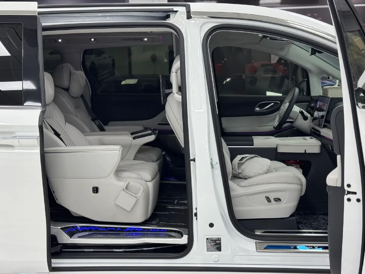 2025 Voyah Dream 1.5T 150HP L4 PHEV 41.7KWH,autocango,china used car exporter,china ev exporter,chinese used car exporter,chinese used ev exporter