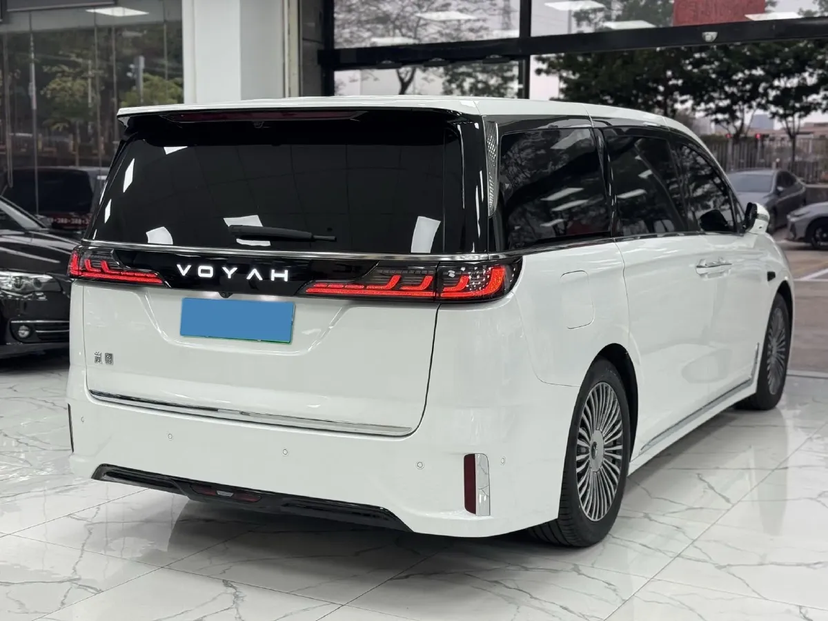2025 Voyah Dream 1.5T 150HP L4 PHEV 41.7KWH,autocango,china used car exporter,china ev exporter,chinese used car exporter,chinese used ev exporter
